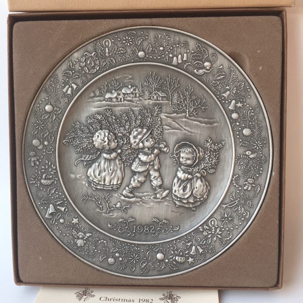 VINTAGE 1982 Hallmark Pewter Christmas Plate